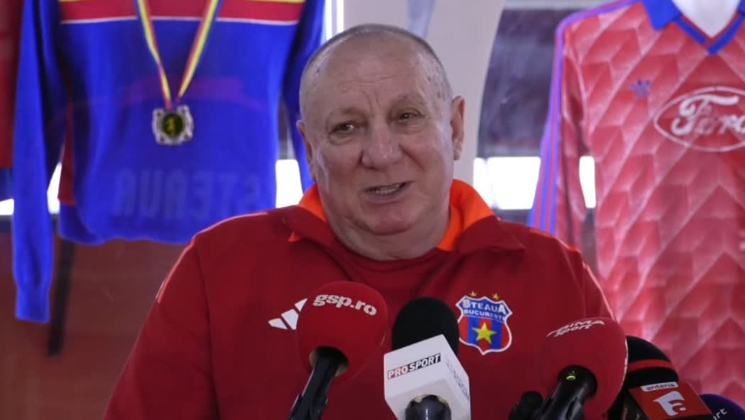 Mircea Lucescu intrând la duș peste jucători după câștigarea Cupei Campionilor Mircea Lucescu intrând la duș peste jucători după câștigarea Cupei Campionilor