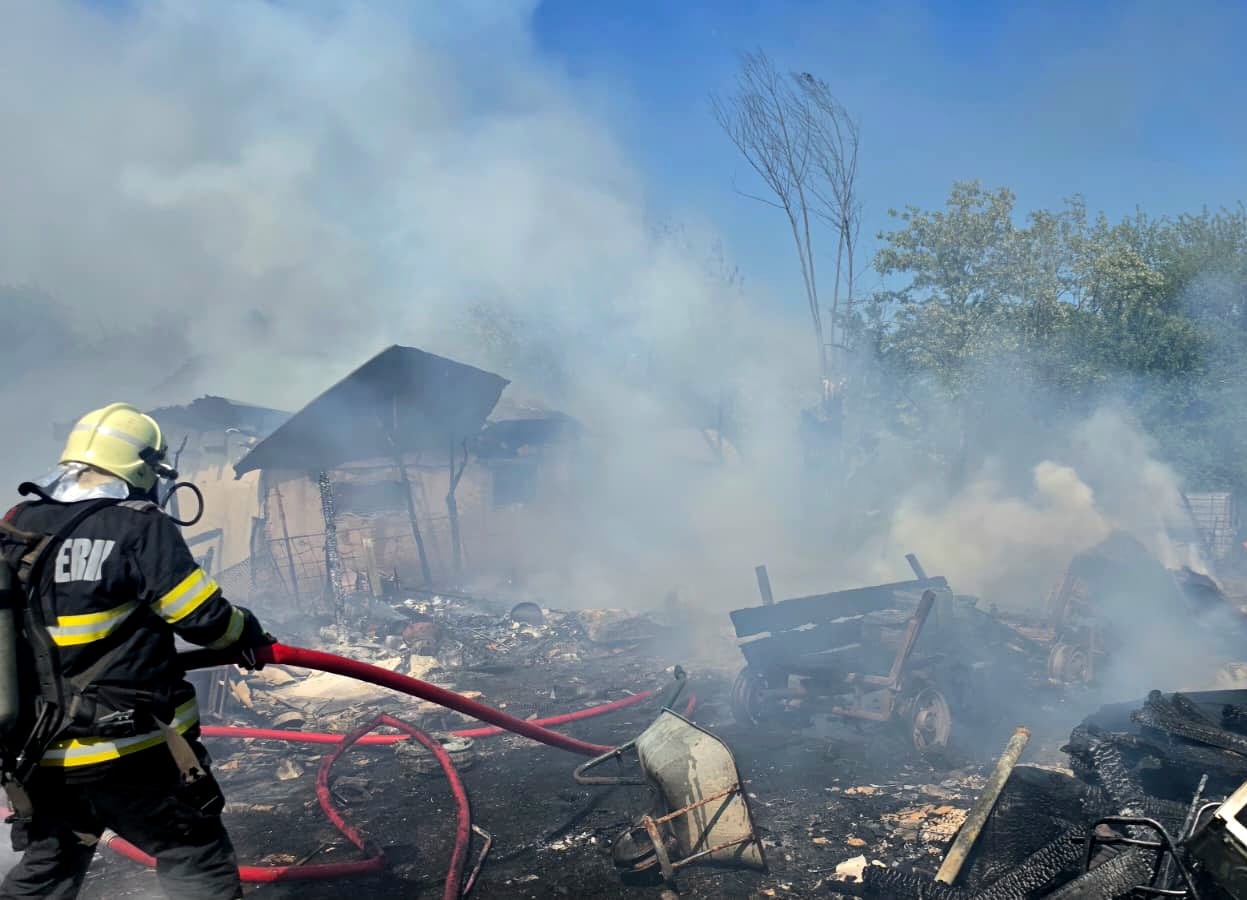 Pompieri în acțiune stingând un incendiu în Timiș