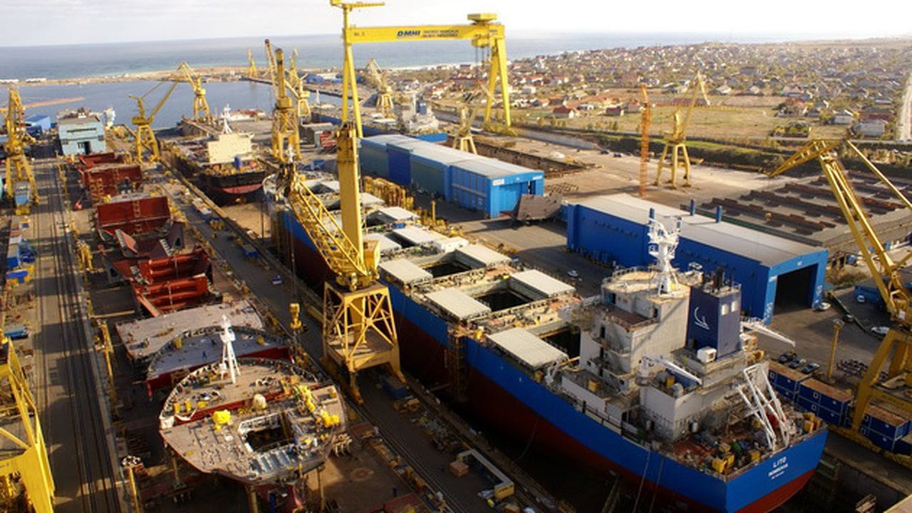 Șantier naval Mangalia în proces de modernizare, muncitori și nave în construcție