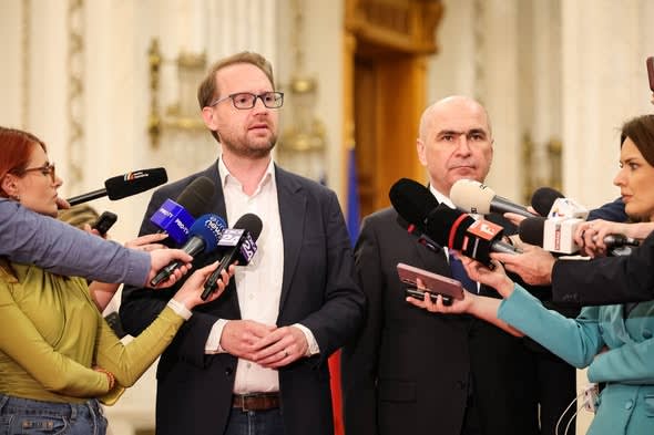 Lideri politici în ședință, discuții pentru acordul cu PNL Lideri politici în ședință, discuții pentru acordul cu PNL