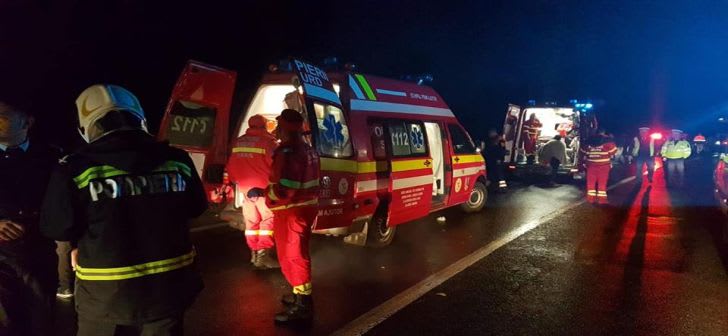 Echipaj de descarcerare extrăgând o victimă din mașină în Timiș