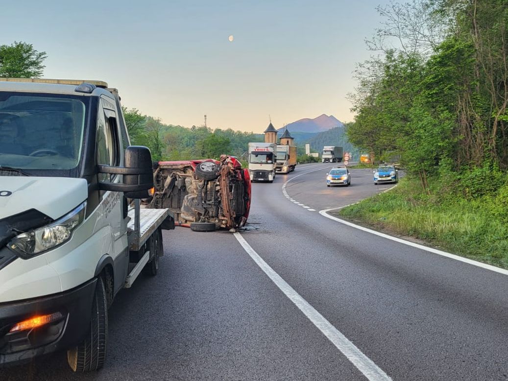 Accident pe DN 7, la Racovița: o autoutilitară s-a răsturnat