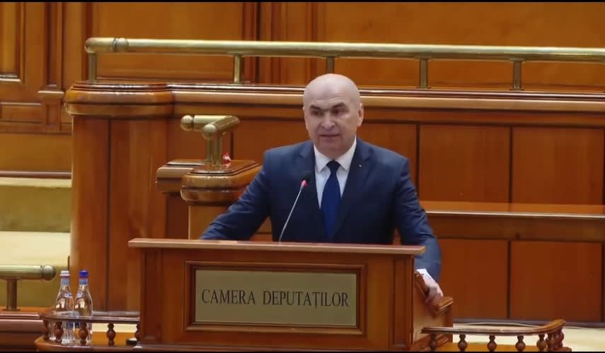 Ilie Bolojan în fața Palatului Victoria în timpul mandatului interimar