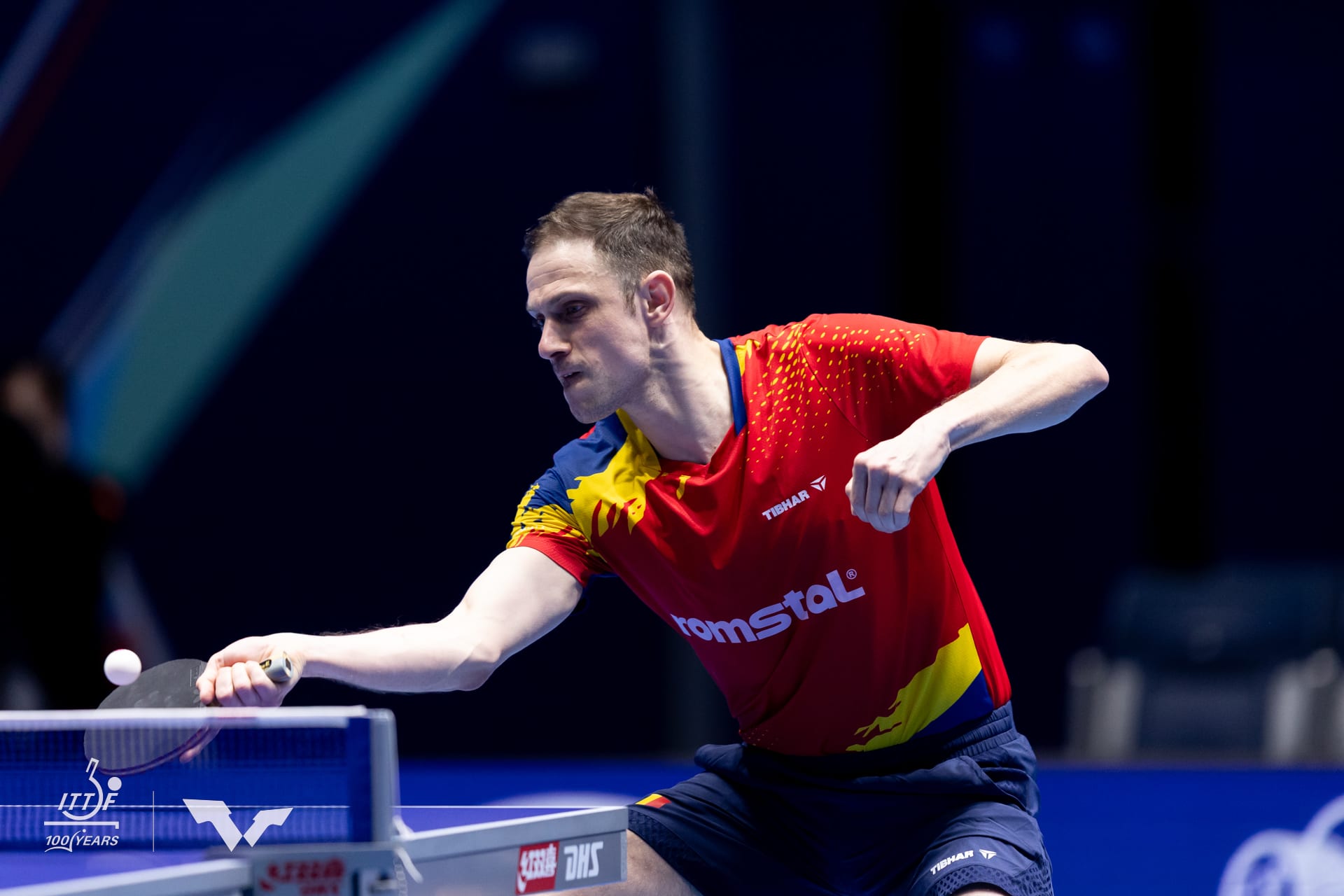 Jucători români și chinezi în timpul meciului de tenis de masă la Londra