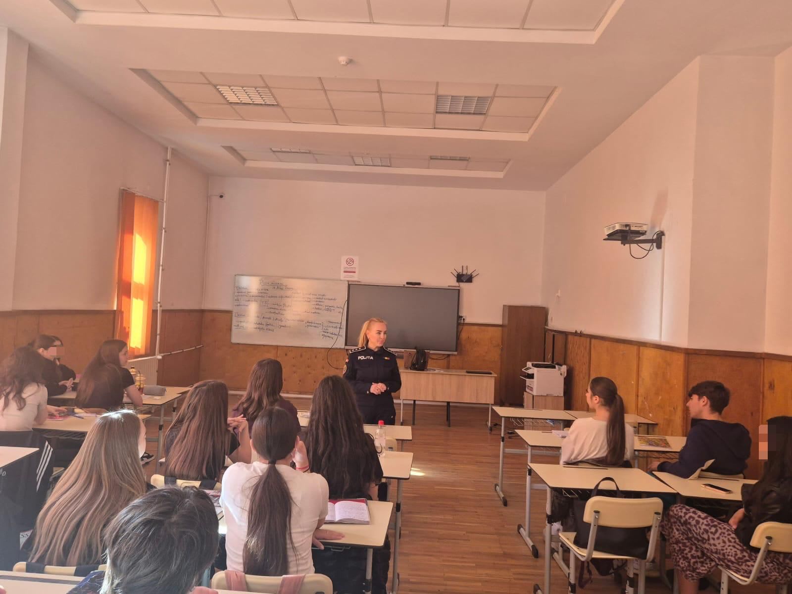 Elevii învață legea altfel: întâlniri interactive cu polițiștii în trei școli din județ
