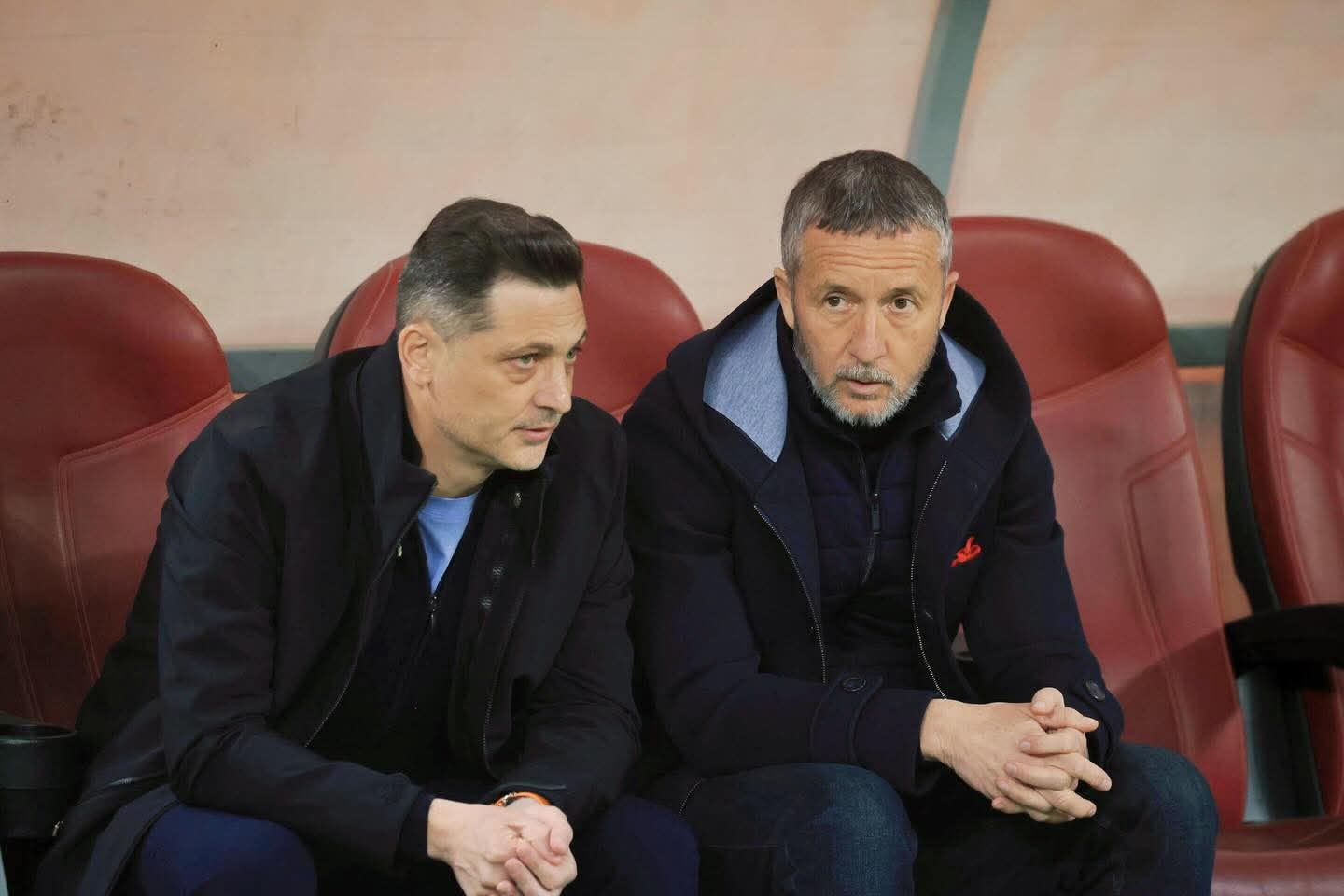 Mihai Stoica și Mihai Pintilii în discuție pe teren de fotbal Mihai Stoica și Mihai Pintilii în discuție pe teren de fotbal