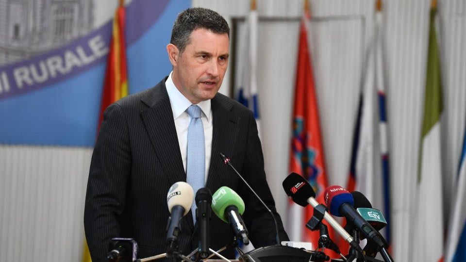 Producători locali prezentând produse agroalimentare în curtea Ministerului Agriculturii Producători locali prezentând produse agroalimentare în curtea Ministerului Agriculturii