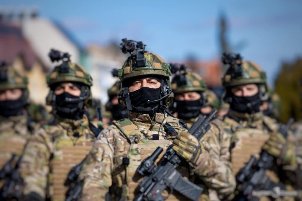 Vlad Gheorghiță în discuție cu subofițeri militari în sală