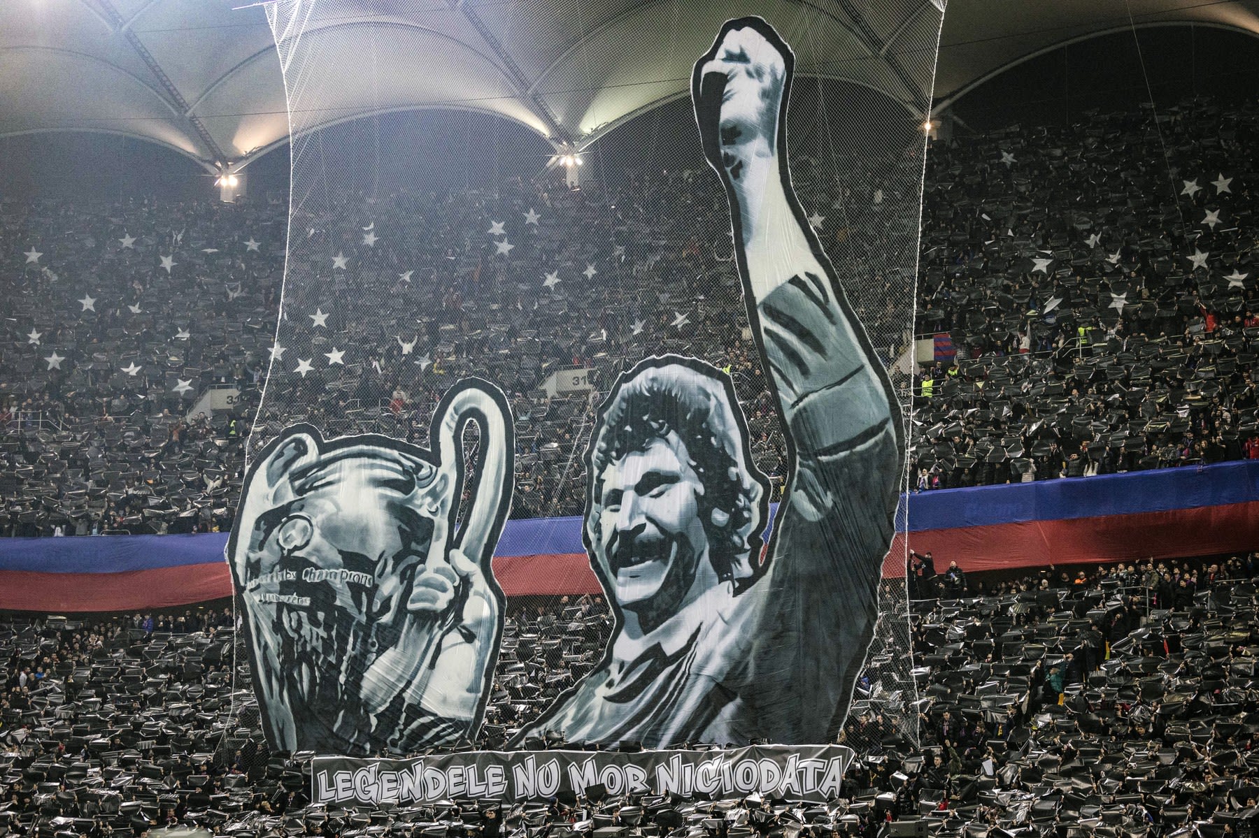 Banner în memoria lui Helmut Duckadam afișat de suporteri la meciul FC Steaua București - Manchester United Banner în memoria lui Helmut Duckadam afișat de suporteri la meciul FC Steaua București - Manchester United