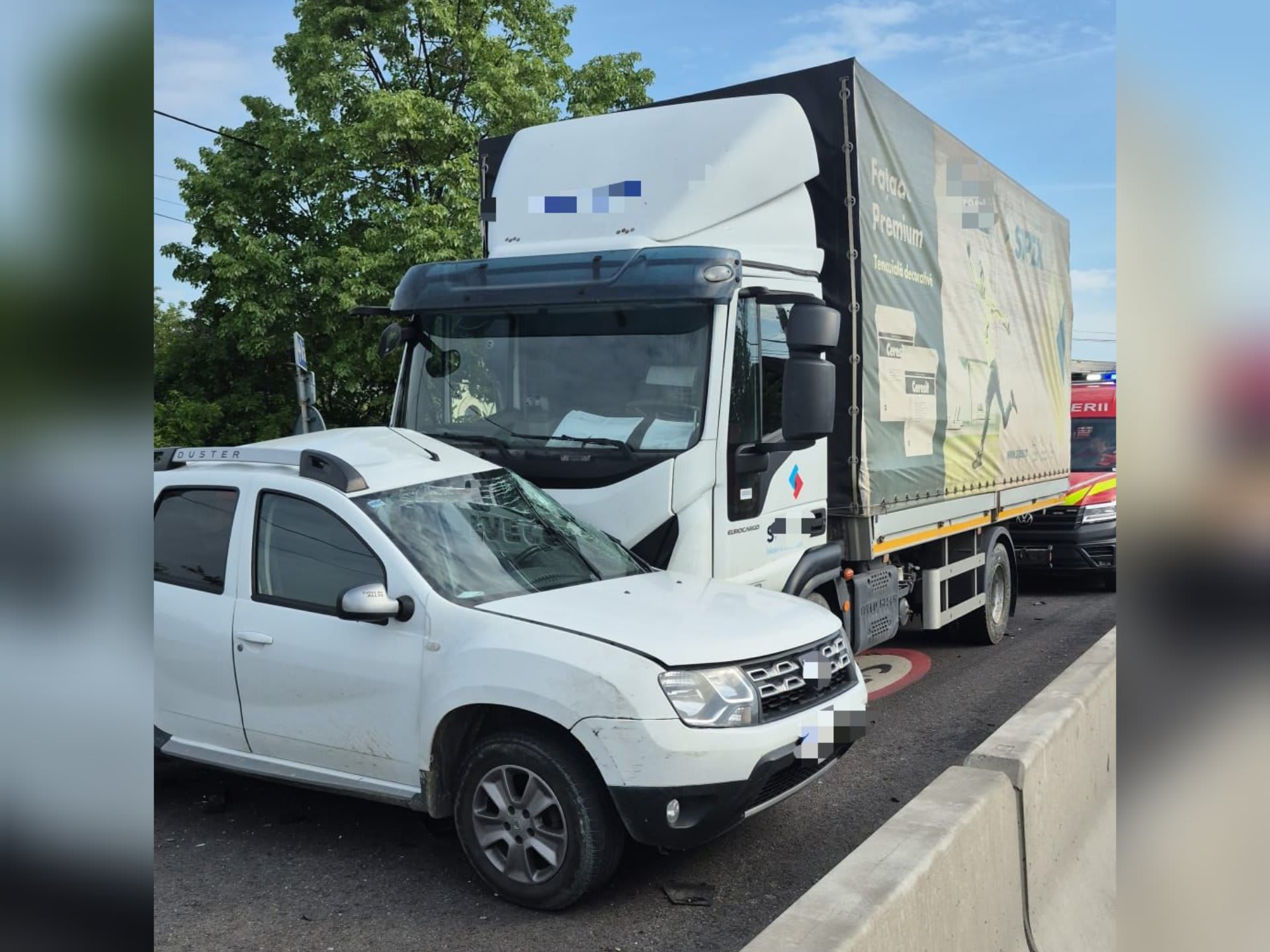 Accident pe DN64, în Râmnicu Vâlcea: două persoane rănite după impactul dintre un camion și un Duster