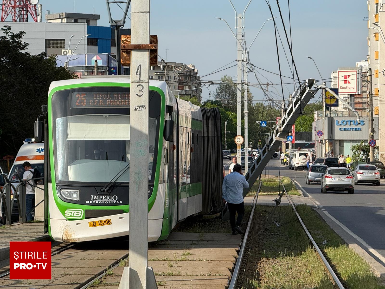 Un tramvai de pe linia 25 a deraiat în București și a lovit un stâlp. Patru oameni au ajuns la spital