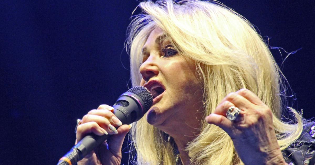 Bonnie Tyler în concert, cântând pe scenă, în luminile scenei Bonnie Tyler în concert, cântând pe scenă, în luminile scenei
