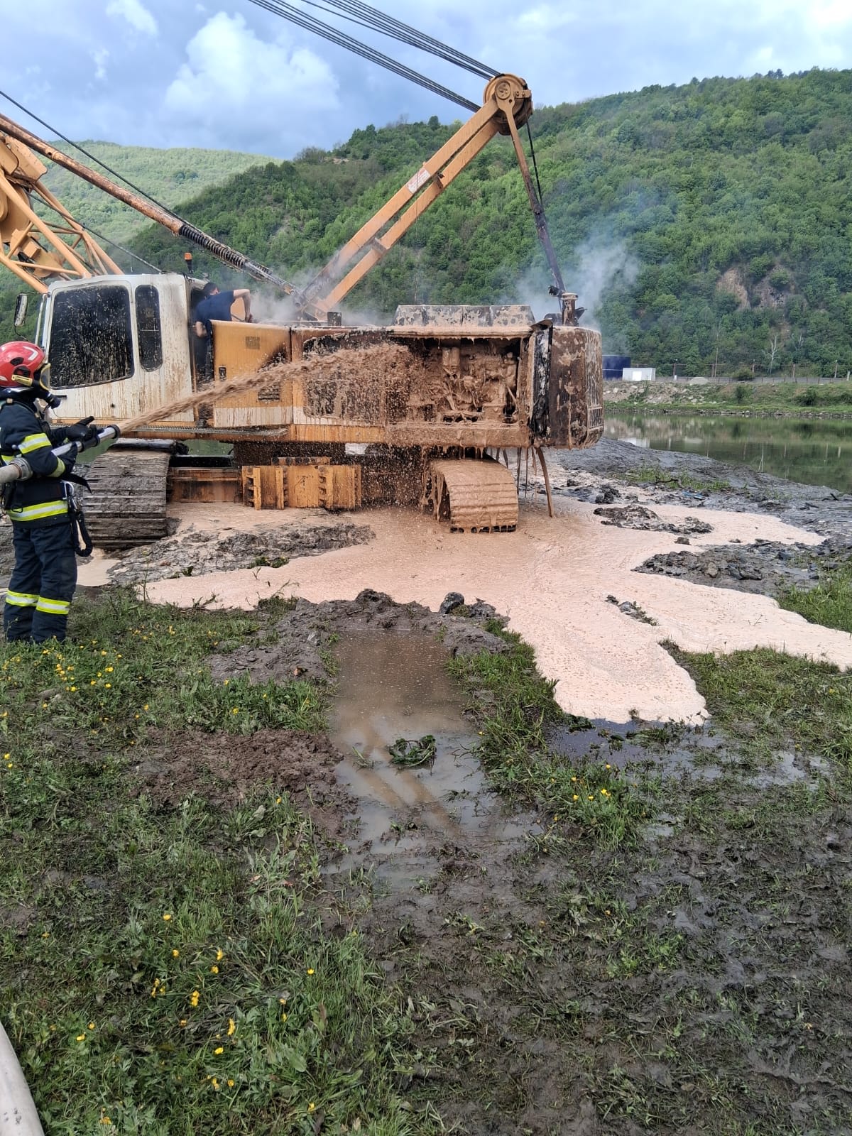 Incendiu la o macara șenilată în Câineni. Pompierii din Vâlcea intervin de urgență