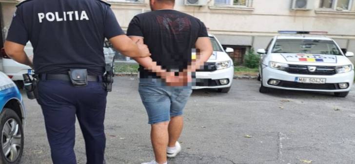 Polițiști din Timișoara în timpul perchezițiilor Polițiști din Timișoara în timpul perchezițiilor