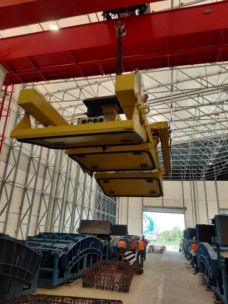 Tunelul Poiana de pe Autostrada Sibiu–Pitești a prins contur: peste 16.000 de segmente de câte 10 tone vor fi montate cu TBM-ul