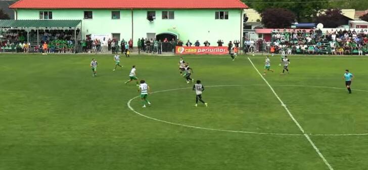 Jucători de fotbal în acțiune pe terenul din Timișoara