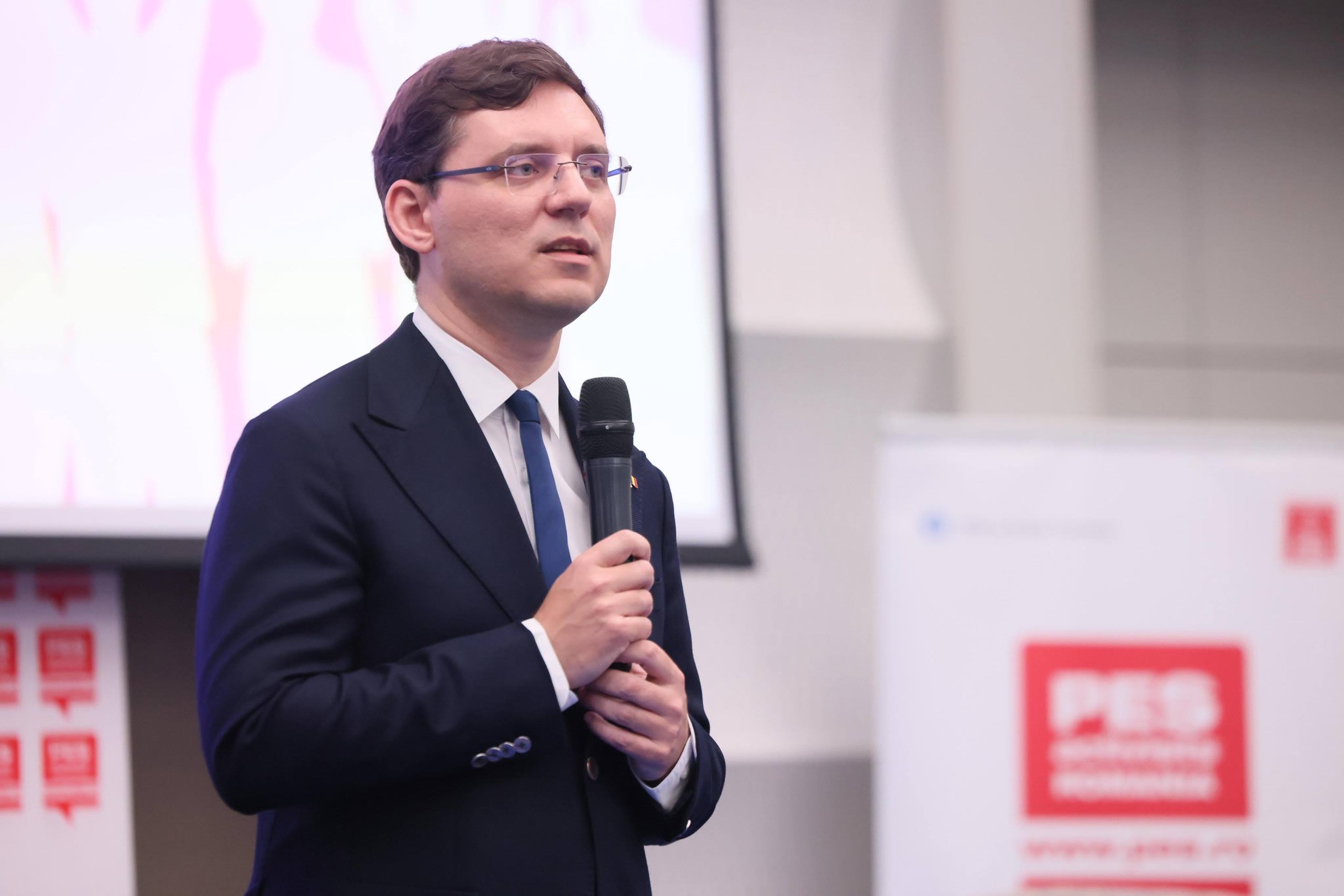 Victor Negrescu în discurs, simbol al valorilor europene Victor Negrescu în discurs, simbol al valorilor europene