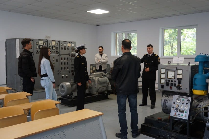 Elevi militari și vizitatori în cadrul evenimentului Ziua Porților Deschise la Școala Navală Elevi militari și vizitatori în cadrul evenimentului Ziua Porților Deschise la Școala Navală