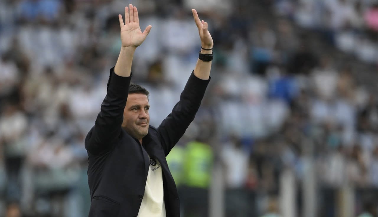 Cristi Chivu în timpul meciului cu Lazio, gest de conducere pe teren Cristi Chivu în timpul meciului cu Lazio, gest de conducere pe teren