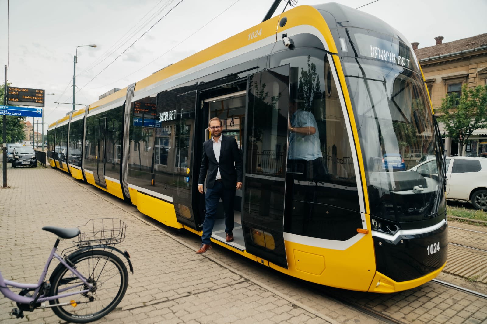 Timișoara, autobuz și tramvai în centru orașului Timișoara, autobuz și tramvai în centru orașului
