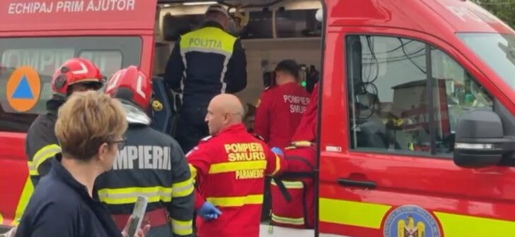 Scene de la locul atacului din parc la Lugoj, victimă în ambulanță Scene de la locul atacului din parc la Lugoj, victimă în ambulanță
