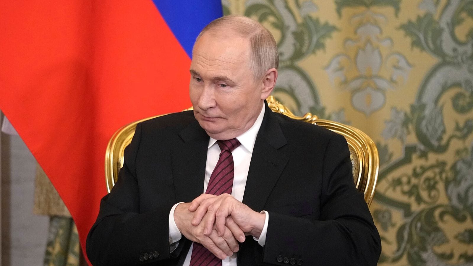 Vladimir Putin în discurs, simbol al declarațiilor despre finalul războiului din Ucraina
