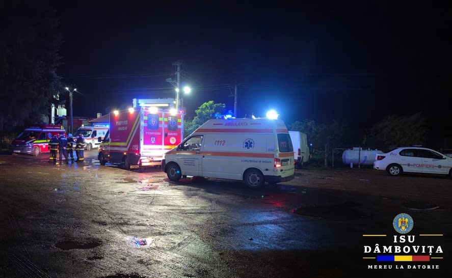 Echipaje medicale și autospeciale SMURD în timpul intervenției în Dâmbovița Echipaje medicale și autospeciale SMURD în timpul intervenției în Dâmbovița