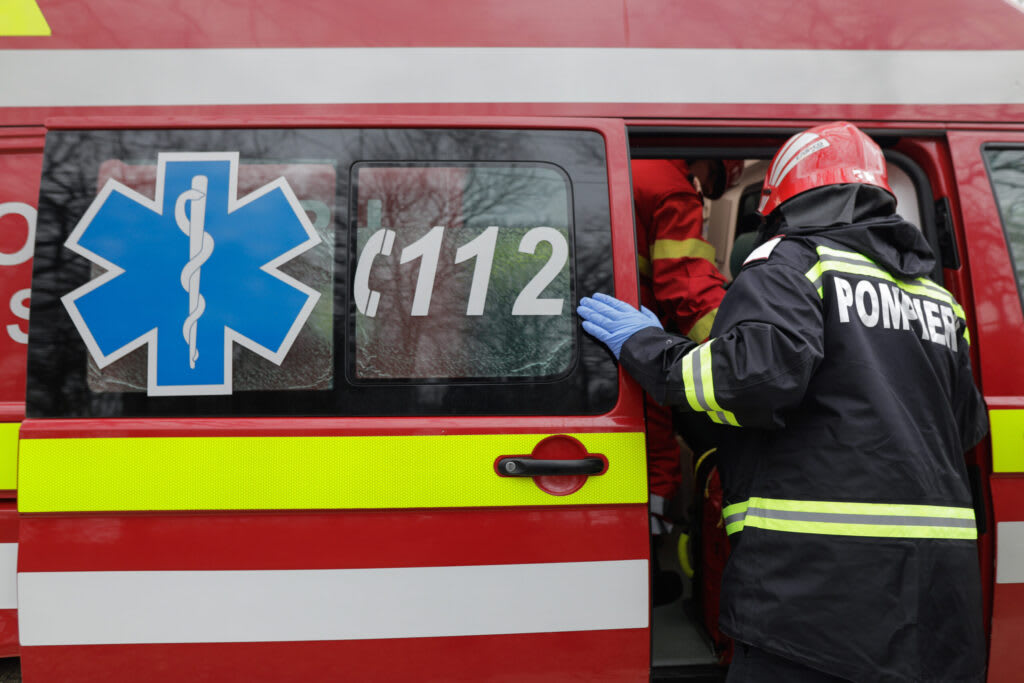 Pompieri intervenind la un incendiu într-un bloc din Constanța