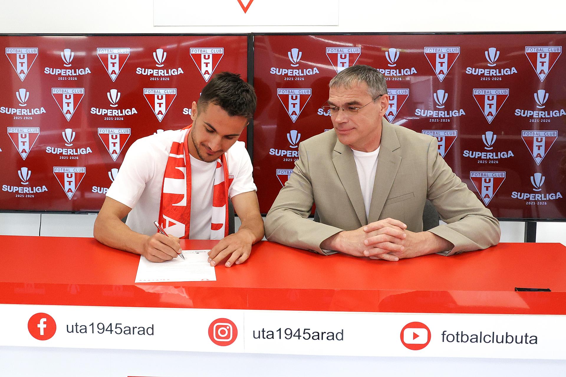 Jucător UTA Arad în acțiune pe teren Jucător UTA Arad în acțiune pe teren