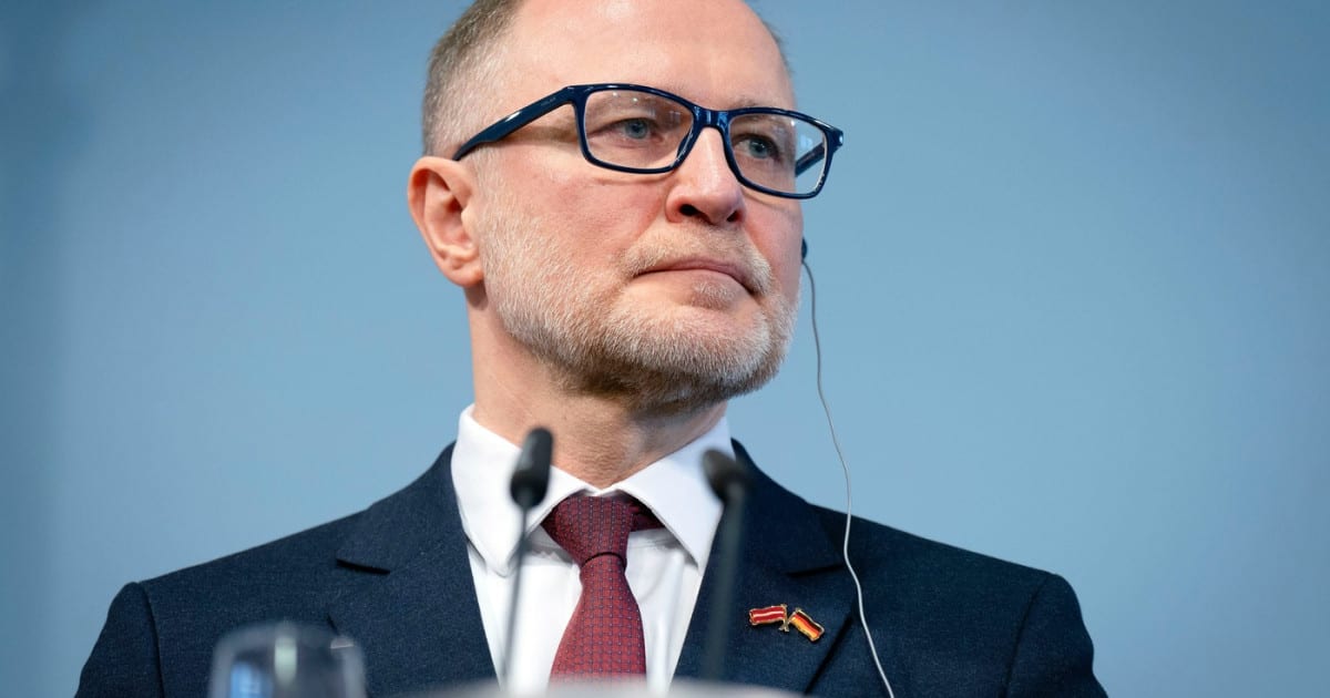 Ministrul apărării din Letonia, Andris Spruds, în timpul unei conferințe Ministrul apărării din Letonia, Andris Spruds, în timpul unei conferințe
