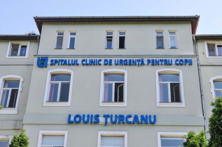 Echipă medicală intervenind la spital pentru minorul înjunghiat