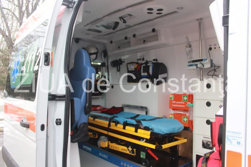 Ambulanță și echipaj medical intervenind la accident în Mangalia Ambulanță și echipaj medical intervenind la accident în Mangalia