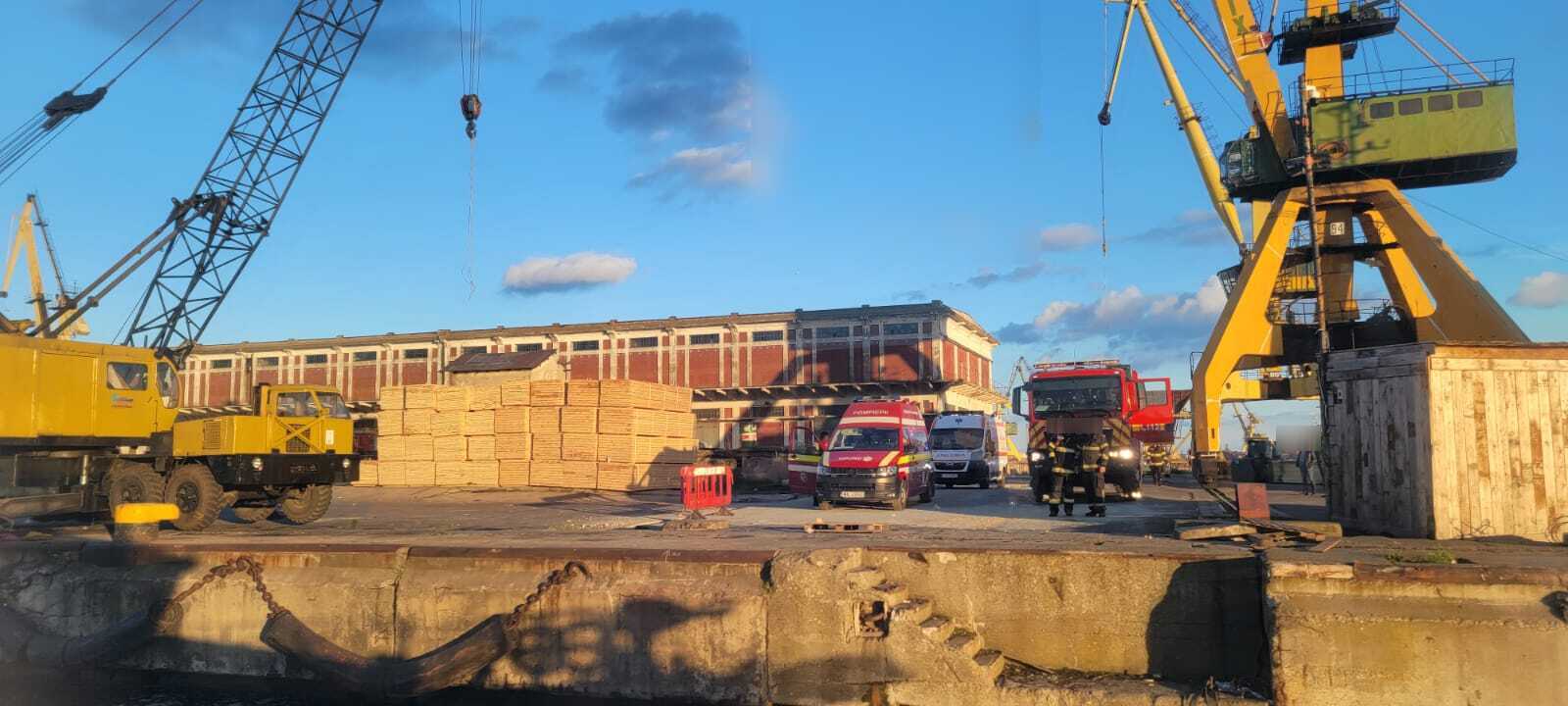 Nava SAR ARTEMIS intervenind pentru salvarea marinariilor în rada Portului Constanța Nava SAR ARTEMIS intervenind pentru salvarea marinariilor în rada Portului Constanța