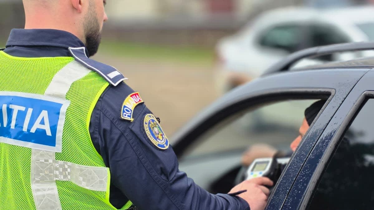 Polițiști rutieri oprind un autoturism în Vicovu de Sus Polițiști rutieri oprind un autoturism în Vicovu de Sus