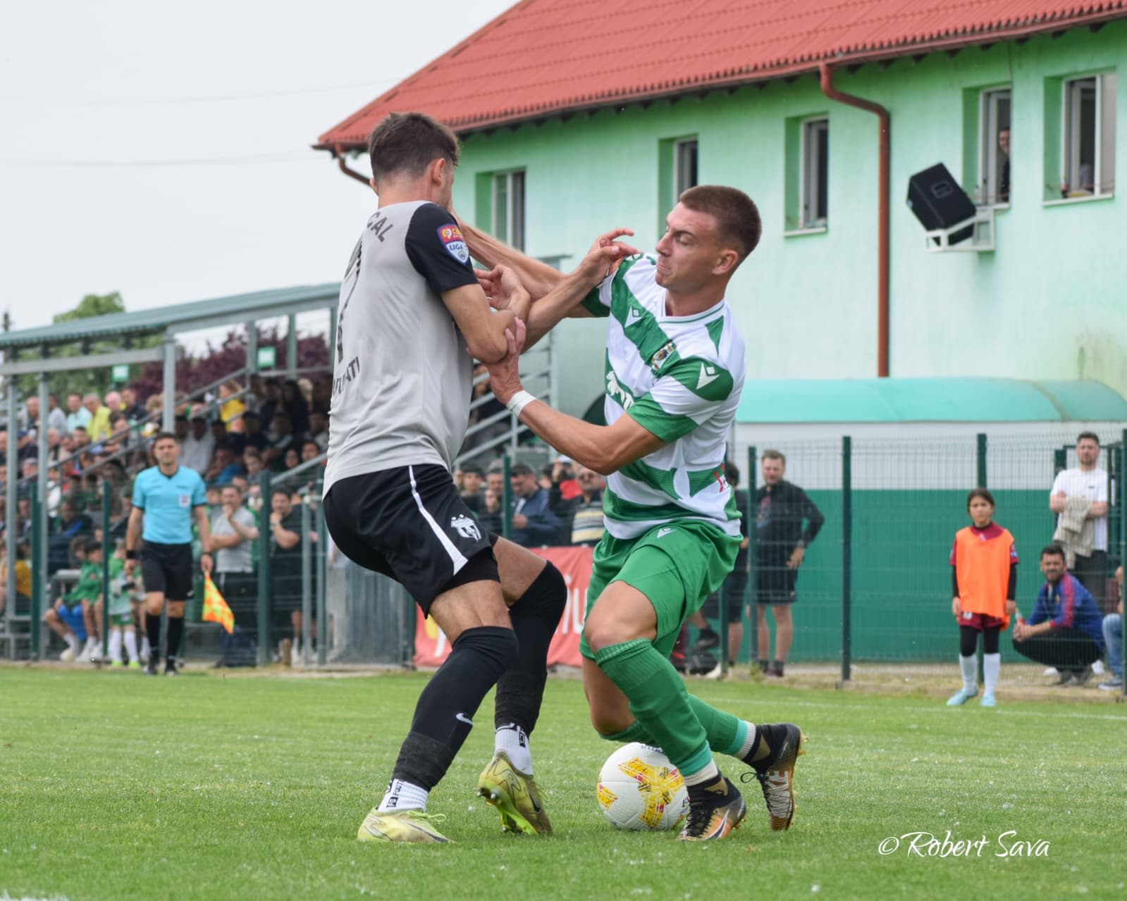 Fotbalist CSC Dumbrăvița în acțiune pe teren propriu