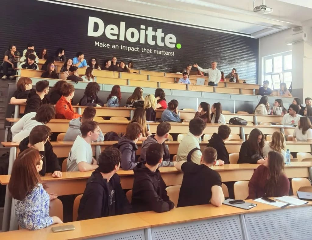 Elevi din Buzău vizitând campusul ASE București Elevi din Buzău vizitând campusul ASE București