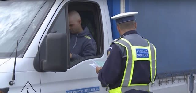 Polițiști rutieri verificând un autocamion în Brașov Polițiști rutieri verificând un autocamion în Brașov