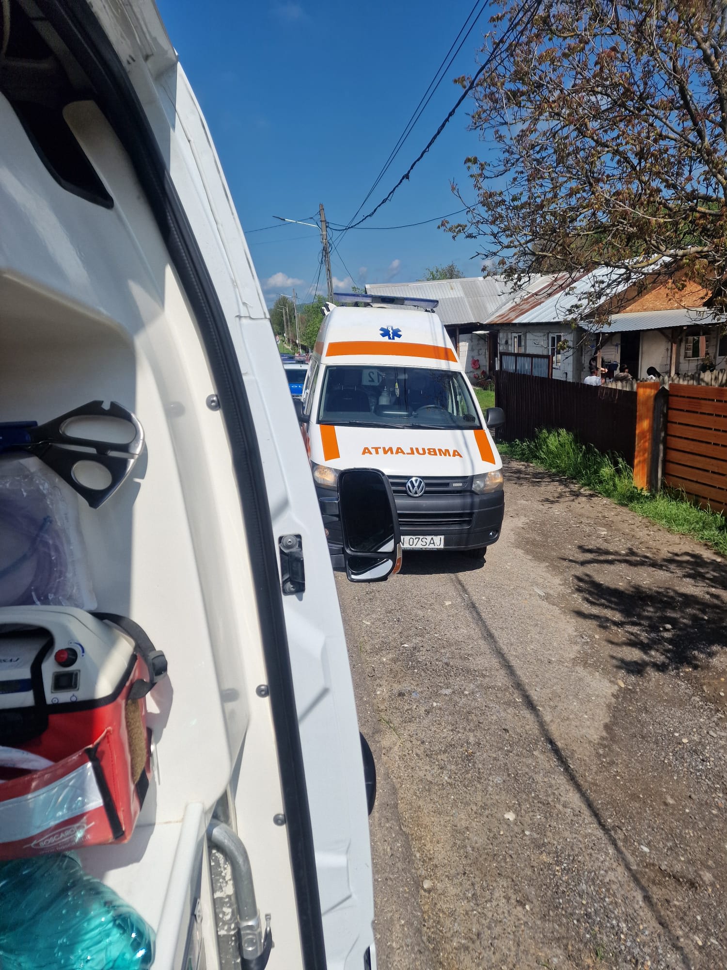 Echipaj de poliție și ambulanță la locul incidentului din Răcoasa Echipaj de poliție și ambulanță la locul incidentului din Răcoasa