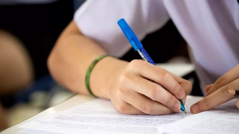 Elevi susținând evaluarea națională în clasă Elevi susținând evaluarea națională în clasă