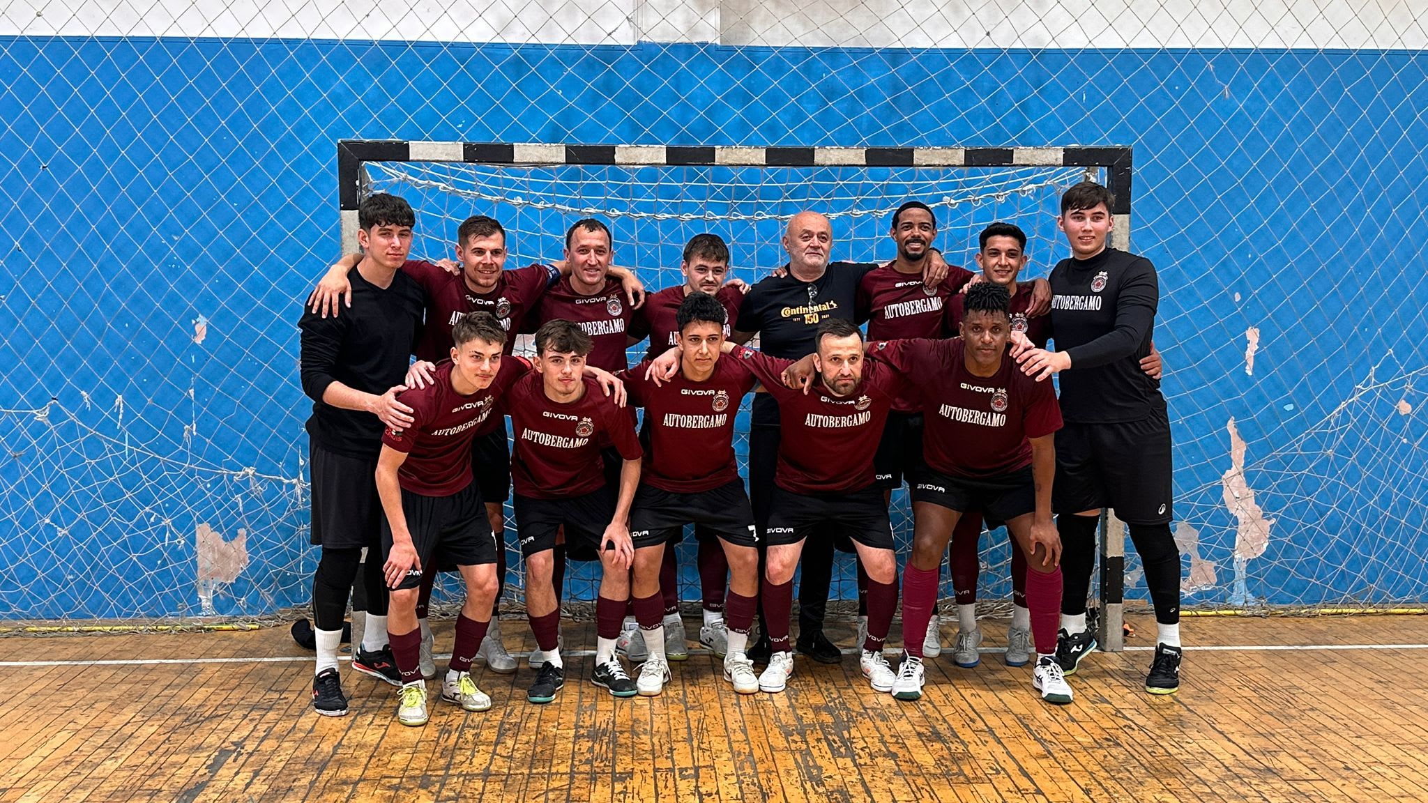 Minge de futsal și jucători în acțiune pe terenul din Târgu Mureș