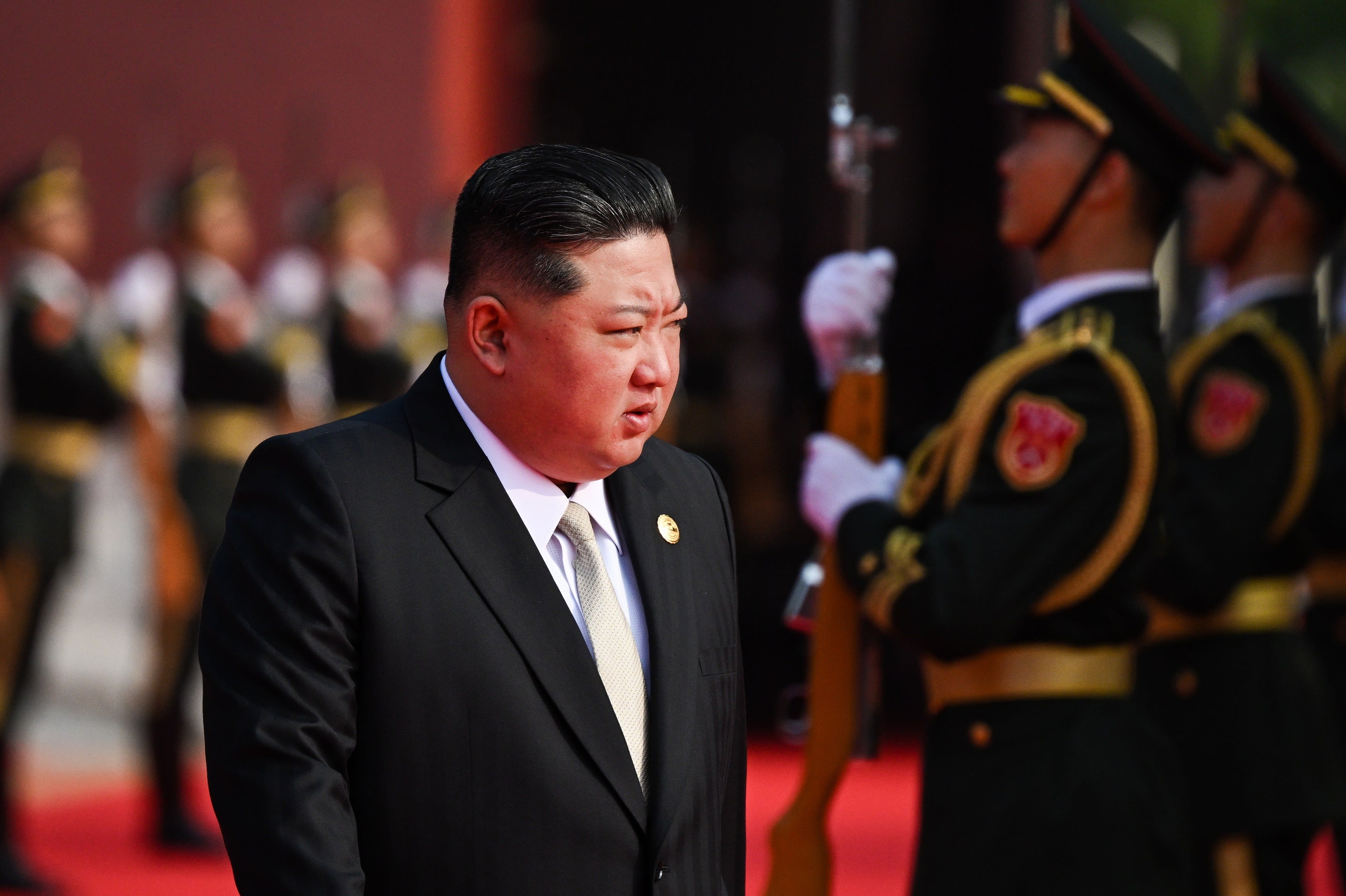 Kim Jong Un la parada militară de la Beijing, 3 septembrie 2025 Kim Jong Un la parada militară de la Beijing, 3 septembrie 2025