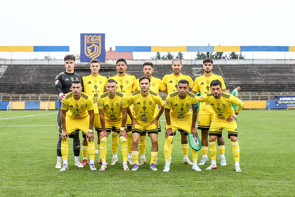 Fotbalist CSM Olimpia Satu Mare în timpul meciului