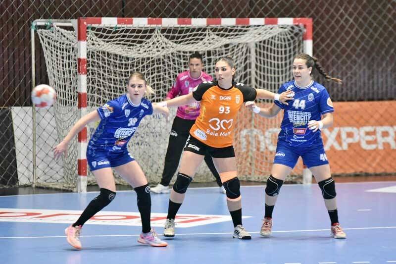 Spectatori și jucători în sala polivalentă din Baia Mare în timpul meciului de handbal Spectatori și jucători în sala polivalentă din Baia Mare în timpul meciului de handbal