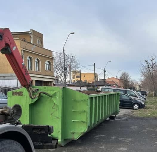 Container verde pentru deșeuri voluminoase în cartierul Tomis Nord, Constanța
