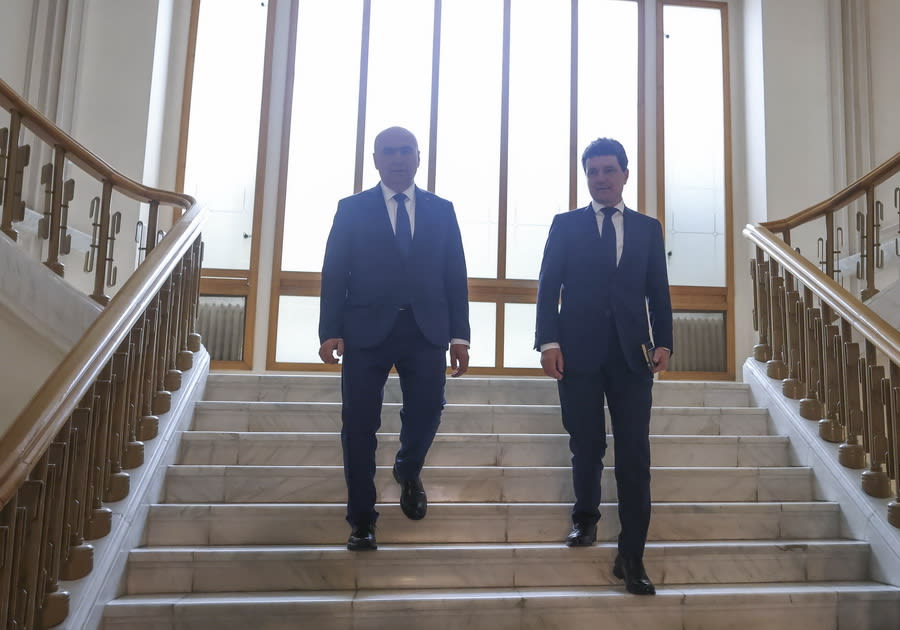 Nicușor Dan în discurs public, gest de exprimare a deciziei Nicușor Dan în discurs public, gest de exprimare a deciziei