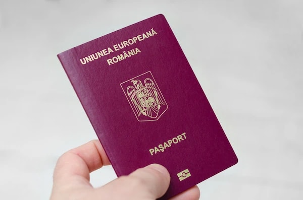 Cetățeni români și ucraineni semnând documente oficiale