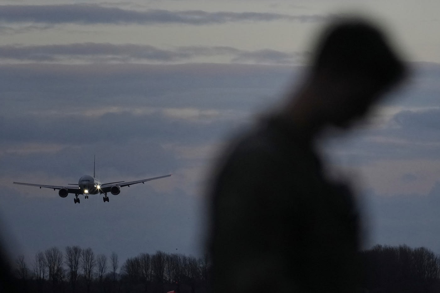Avion cargo militar în zbor peste un teren de luptă Avion cargo militar în zbor peste un teren de luptă