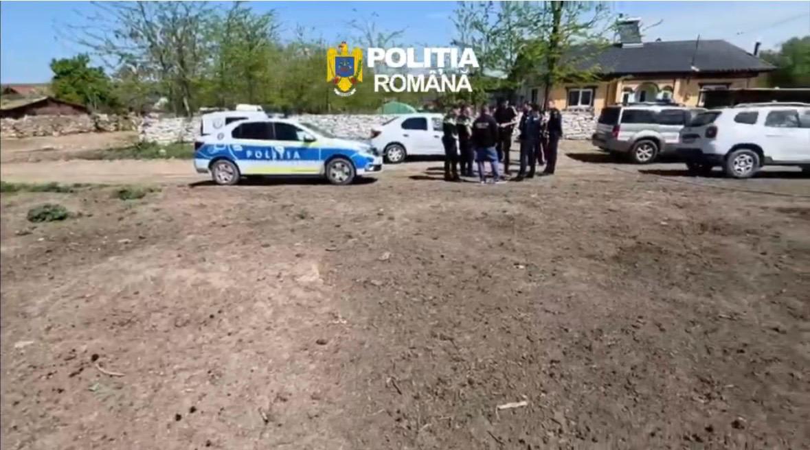 Polițiști și inspectori verificând o fermă din județul Constanța Polițiști și inspectori verificând o fermă din județul Constanța