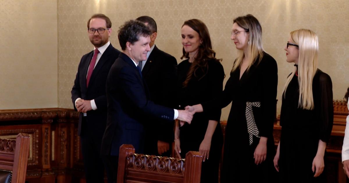 Politician în discuție cu partide, sala de negocieri, România Politician în discuție cu partide, sala de negocieri, România