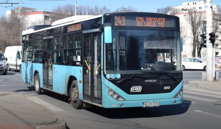 Autobuze în autobază, alimentare cu carburanți, București